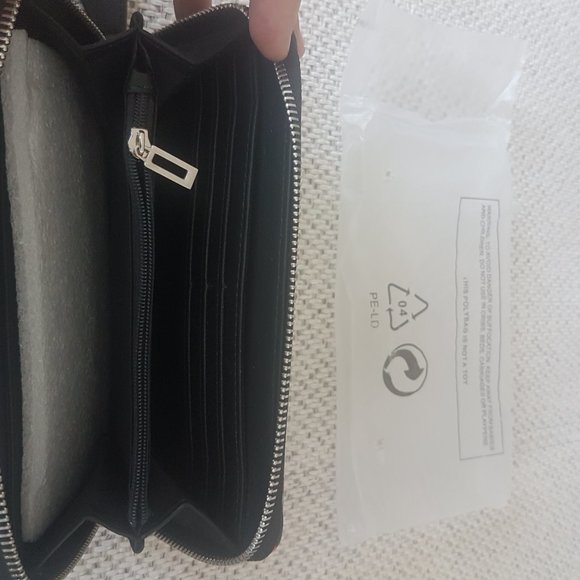 Guess Wallet - Picture 4 of 7